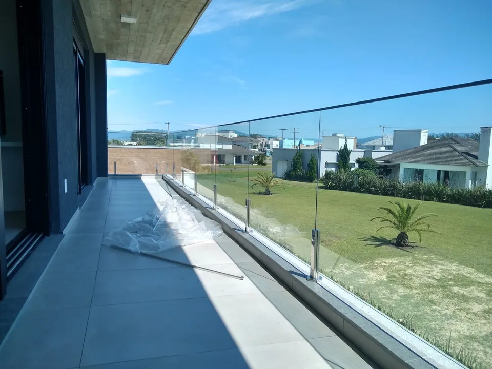 Guarda-corpo em vidro temperado com vista panorâmica