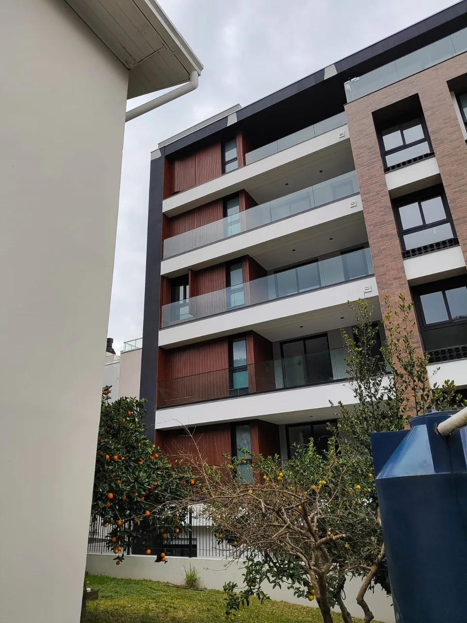 Fachada com painéis ripados