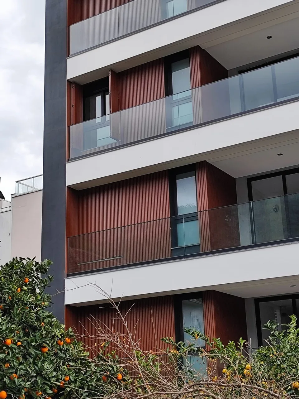 Fachada com revestimento ripado em alumínio