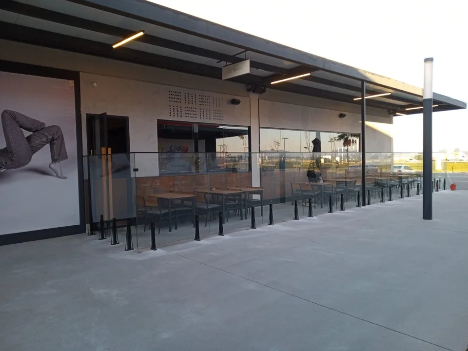 Fachada envidraçada de restaurante